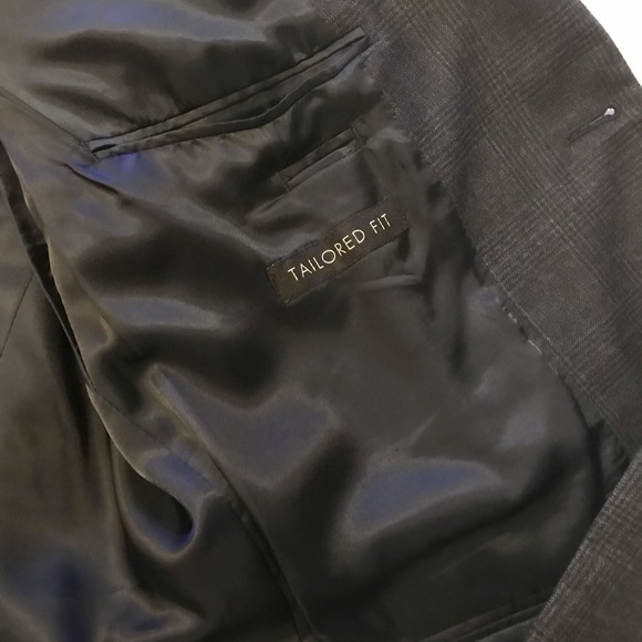 44 regular navy plaid sports coat. - Picture 3 of 8